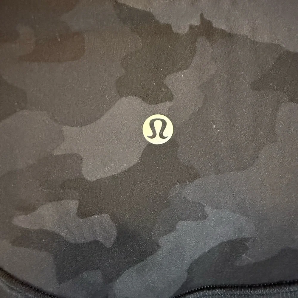 lululemon athletica Dark Gray & Black Camo High-Rise Bike Shorts size 10 - Picture 4 of 6